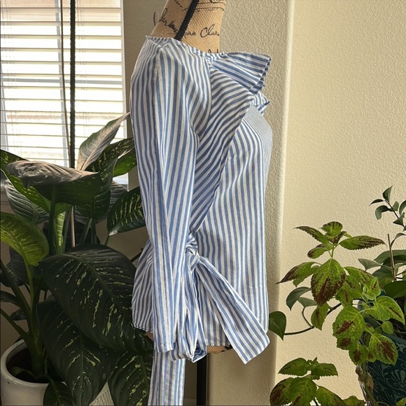 NWOT H&M Top. Striped white and Blue - Picture 8 of 8